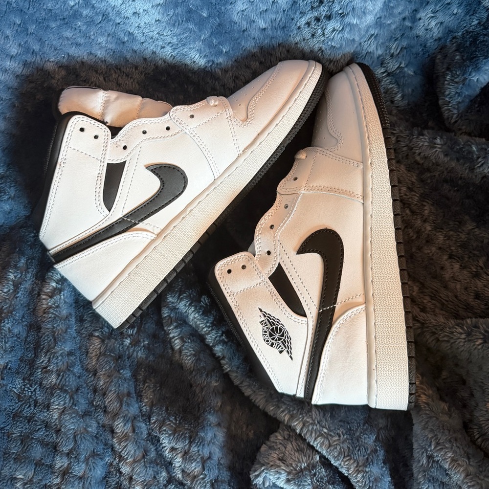 Jordan 1 mid
Gs
Reverse panda
Brand new - Picture 4 of 11
